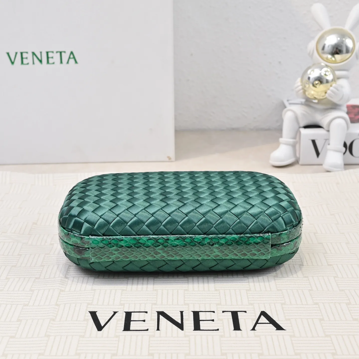 Batch 1460 #BV Knot woven evening bag series ~ Each bag reveals exquisite elegance💫Iconic classic silk weaving➕snake skin trimming with knot buckle, soft and delicate feel. The design is small and exquisite, low-key without logo, elegant and elegant. Paired with evening dress or cheongsam, it has the atmosphere of a famous and wealthy lady. Full of aura and invincible texture💃 Model: 7622 Dimensions: 20x12x5.5